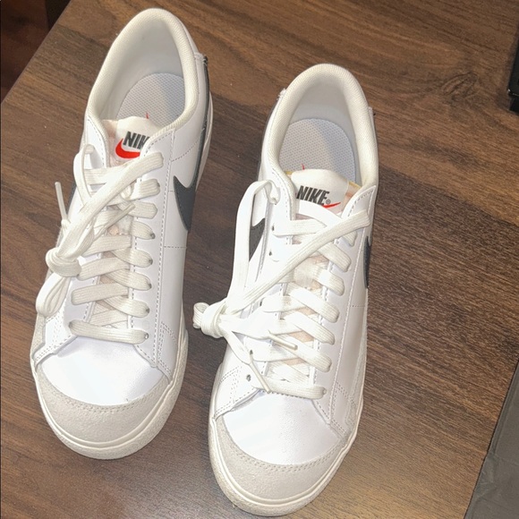 Nike Women’s platform sneakers - Picture 2 of 5